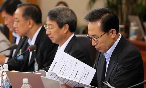 ▲ 이명박 대통령이 6일 오전 청와대에서 열린 국무회의에 참석해 안건 자료를 보고 있다. ⓒ연합뉴스