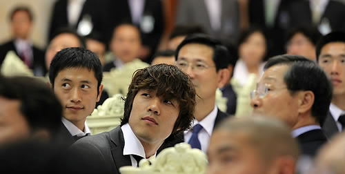 ▲ 6일 낮 청와대에서 이명박 대통령의 초청으로 열린 남아공 월드컵 축구대표팀 오찬에 참석한 박주영, 이영표 선수가 경기 영상을 보고 있다. ⓒ연합뉴스