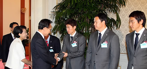 ▲ 이명박 대통령이 6일 낮 청와대에서 열린 남아공 월드컵 축구대표팀 선수단 초청 오찬에서 박지성, 이운재, 김남일 등 선수들과 악수를 하며 격려하고 있다. ⓒ연합뉴스