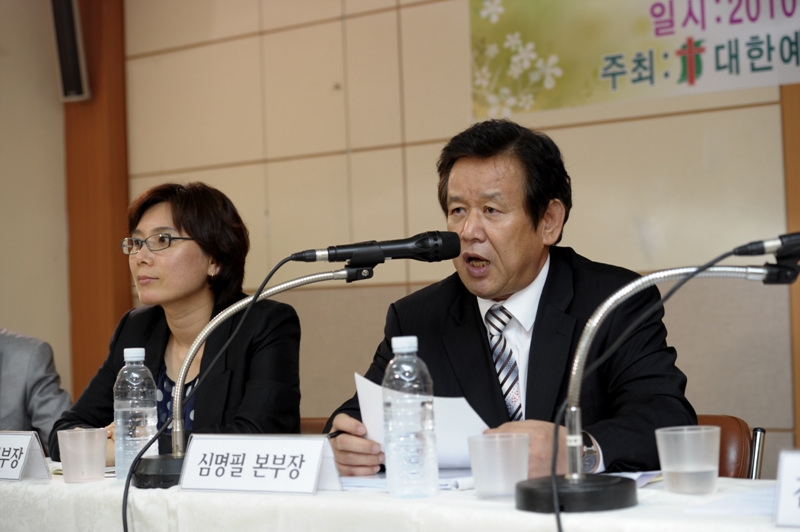 ▲ 심명필본부장이 질의에 답변하고 있다. 왼쪽은 차윤정 부본부장 ⓒ 뉴데일리