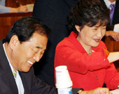▲ 이재오 전 국민권익위원장(왼쪽)과 박근혜 전 한나라당 대표 ⓒ연합뉴스