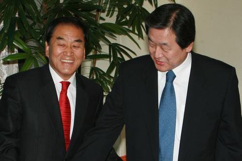 ▲ 이재오 전 국민권익위원장(왼쪽)과 김무성 한나라당 원내대표 ⓒ 연합뉴스