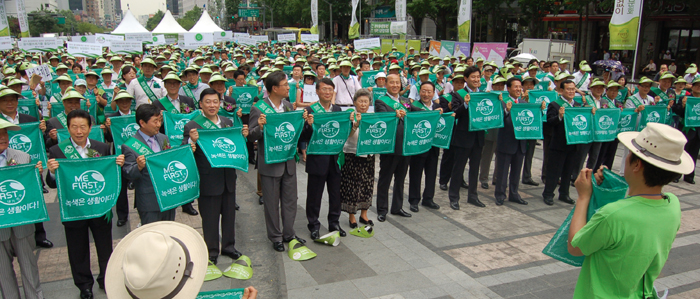 ▲ 시민단체회원,&nbsp;음식점운영자&nbsp;2000여명이 기관 대표 등과 함께 음식쓰레기 줄이기 실천을 다짐하고 있다. ⓒ 뉴데일리