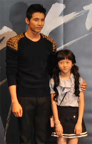 ▲ 영화 '아저씨' 제작보고회에 참석한 배우 원빈(좌)과 김새론(우) ⓒ 뉴데일리