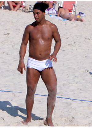 ▲ 뱃살이 자리 잡은 호나우지뉴 ⓒ&nbsp;야후재팬 캡처&nbsp;