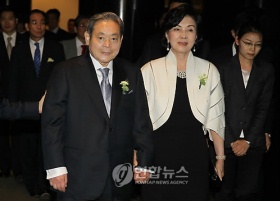 ▲ 이건희 삼성전자 회장과 부인 홍라희씨가 6월 1일 서울 호암아트홀에서 열린 제20회 호암상 시상식에 참석하고 있다.