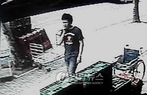 ▲ 동대문 초등생 성폭행 용의자 모습이 담긴 CCTV화면, 경찰공개.(연합뉴스)&nbsp;