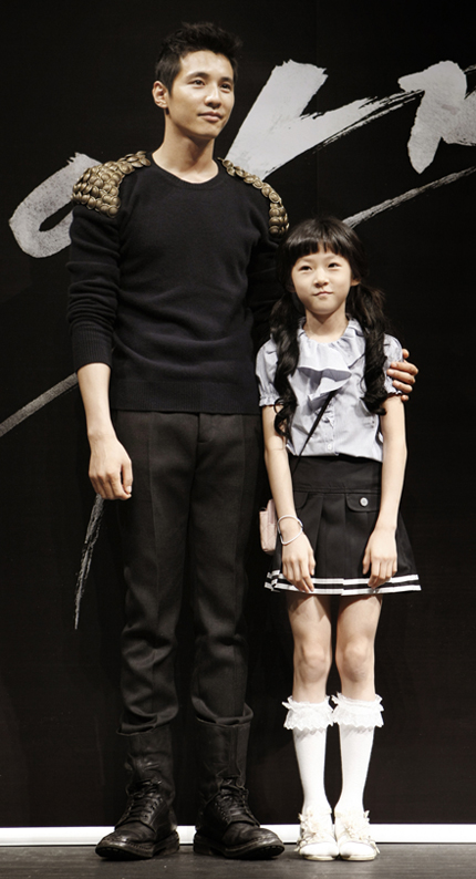 ▲ 영화 '아저씨' 제작보고회에 참석한 배우 원빈(좌)과 김새론(우) ⓒ 뉴데일리