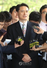 ▲ 국무총리실 산하 공직윤리지원관실의 `민간인 불법사찰 의혹' 사건의 피해자로 알려진 김종익 전 NS한마음 대표가 7일 오후 참고인 신분으로 조사를 받기 위해 서초동 서울중앙지검으로 들어서며 취재진의 질문에 답하고 있다.