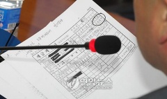 ▲ 한나라당 조전혁의원이 9일 오전 서울 여의도 한나라당사에서 열린 주요당직자 회의에서 발언하면서 함께 가져온 영포회 관련 유인물.