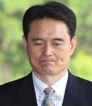 ▲ 국무총리실 산하 공직윤리지원관실의 `민간인 불법사찰 의혹' 사건의 피해자로 알려진 김종익 전 NS한마음 대표가 7일 오후 참고인 신분으로 조사를 받기 위해 서초동 서울중앙지검으로 들어서며 취재진의 질문을 듣고 있다.