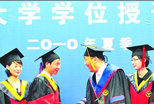 ▲ 양웨이 총장이 졸업생들과 악수를 나누며 격려하고 있다 ⓒ 온바오닷컴