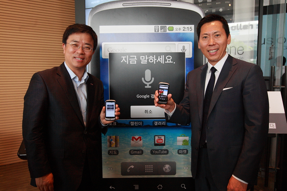 ▲ (왼쪽부터)KT 개인고객부문장 표현명 사장과 구글코리아 이원진 사장이 넥서스원 런칭파티에서 기념촬영을 하고 있다. ⓒ 뉴데일리