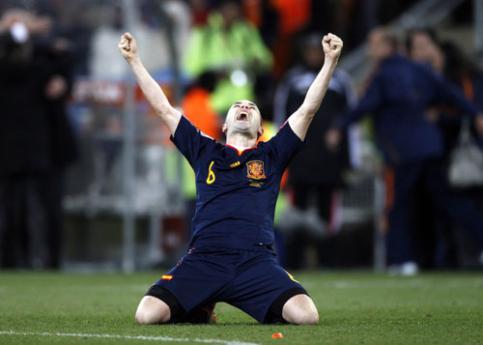 ▲ 남아공 월드컵 축구 결승전, 연장전 후반서 결승골을 터뜨린 뒤 환호하는 스페인 이니에스타 선수.(연합뉴스)