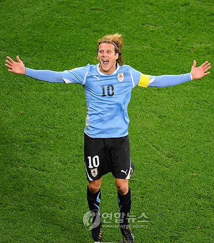 ▲ 우루과이의 간판 골잡이 디에고 포를란이 12일(한국시간) 끝난 2010 남아공월드컵에서 4위팀 선수로는 역대 처음으로 대회 MVP인 골든볼을 수상했다. 5골 1도움을 기록한 포를란은 기자단 투표에서 23.4%를 얻어 21.8%를 획득한 네덜란드의 베슬러이 스네이더르를 간발의 차로 제쳤다.