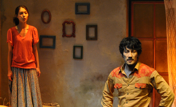 ▲ 연극 '풀포러브' 공연중인 배우 김정화와 한정수 ⓒ 뉴데일리