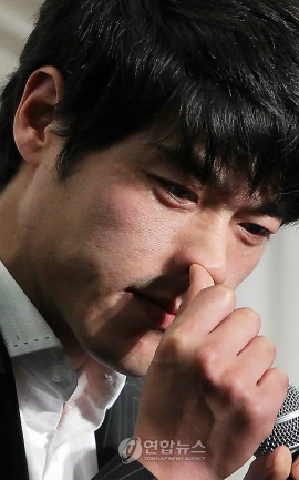 ▲ 배우 최철호가 11일 오후 반포동 서울팔래스 호텔에서 열린 여성 폭행사건 관련 기자회견에 참석해 자신의 입장을 밝히고 있다.