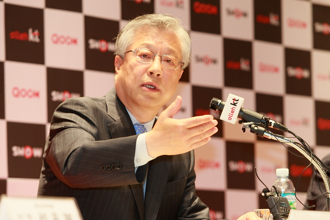 ▲ KT 이석채 회장이 12일 KT 광화문 사옥 올레스퀘어에서 열린 기자간담회에서 중소 협력사와의 동반성장 실현 방안에 대해 발표하고 있다. ⓒ 뉴데일리