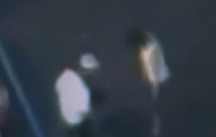 ▲ 왼쪽 흰 모자를 쓴 사람이 탤런트 최철호. 해당 사진은 자신의 발 앞에 엎드려 있는 김씨를 최씨가 발로 때리는 장면이다.  ⓒ SBSTV '8시 뉴스' 화면 캡처