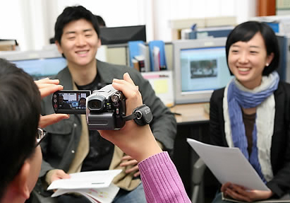 ▲ 채용담당자 절반 이상이&nbsp;동일한 조건시&nbsp;UCC동영상 이력서를 선호하는 것으로 조사됐다&nbsp;ⓒ 연합뉴스