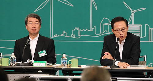 ▲ 이명박 대통령이 13일 오전 서울 남대문로 대한상공회의소에서 열린 제8차 녹색성장위원회 보고대회에서 인사말을 하고 있다. 왼쪽은 정운찬 총리. ⓒ연합뉴스