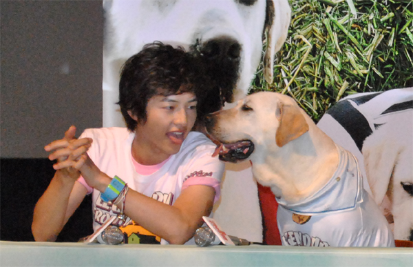 ▲ 영화 '마음이2' 언론시사회에 참석한 배우 송중기와 달이 ⓒ 뉴데일리