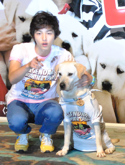 ▲ 영화 '마음이2' 언론시사회에 참석한 배우 송중기와 달이 ⓒ 뉴데일리