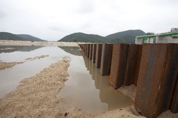 ▲ 합천보 임시물막이. 짧게 자른 것은 물이 불었을때 쉽게 가동보 구역으로 물이 흘러넘치도록 한 것이다. ⓒ 뉴데일리