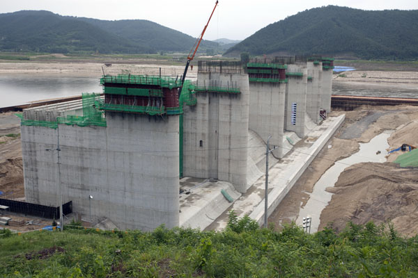 ▲ 12일 촬영한 합천보 가동보 구역. 강물이 불어나면 이 가동보 공사장에 물이 가득차도록 하고 우기가 끝난뒤 물을 퍼내고 마무리 공사를 하게 돼 있다. ⓒ 뉴데일리
