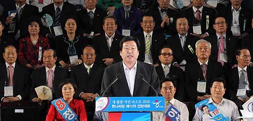 ▲ 한나라당 김무성 원내대표 겸 비상대책위원장이 14일 오후 서울 잠실 체육관에서 열린 한나라당 '7.14 전당대회'에서 친이 친박 갈등을 없애자고 발언하고 있다 ⓒ연합뉴스