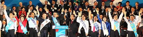 ▲ 한나라당 전당대회가 열린 14일 잠실실내체육관에서 각 후보들이 손을 흔들고 있다 ⓒ 연합뉴스