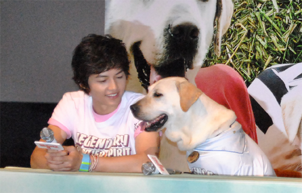 ▲ 영화 '마음이2' 언론시사회에서 다정한 눈빛을 교환하는 송중기와 달이 ⓒ 뉴데일리