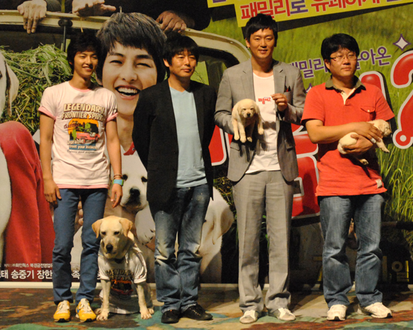 ▲ 영화 '마음이2' 언론시사회 현장(좌측부터 배우 송중기, 달이, 성동일, 김정태, 이정철 감독) ⓒ 뉴데일리