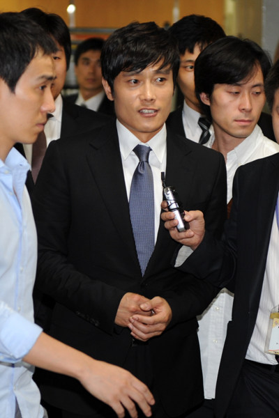 ▲ 14일 열린 '강병규 사건' 재판과 관련, 증인으로 출석한 배우 이병헌이 법정을 빠져나오고 있다.  ⓒ 김상엽 기자 