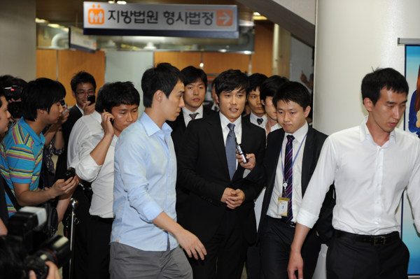 ▲ 14일 열린 '강병규 사건' 재판과 관련, 증인으로 출석한 배우 이병헌이 법정을 빠져나오고 있다.  ⓒ 김상엽 기자 