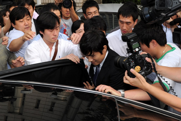 ▲ 14일 열린 '강병규 사건' 재판과 관련, 증인으로 출석한 배우 이병헌이 법정을 빠져나와 자신의 차량에 탑승하고 있다.  ⓒ 김상엽 기자 