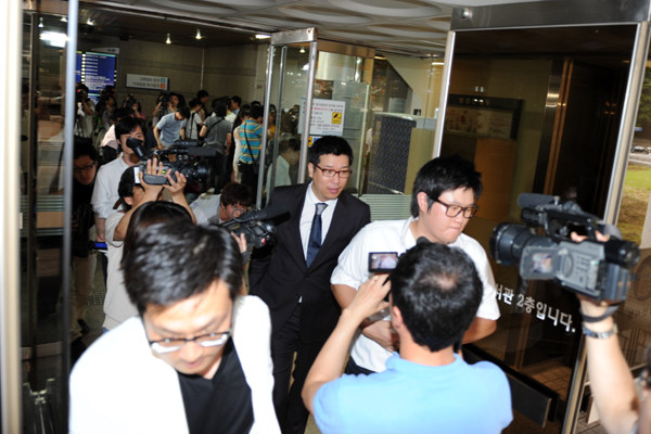 ▲ 기자회견을 마친 강병규가 법원을 나오는 모습.  ⓒ 김상엽 기자