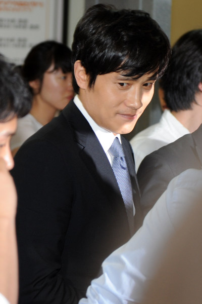 ▲ 법정을 황급히 떠나고 있는 배우 이병헌.  ⓒ 김상엽 기자