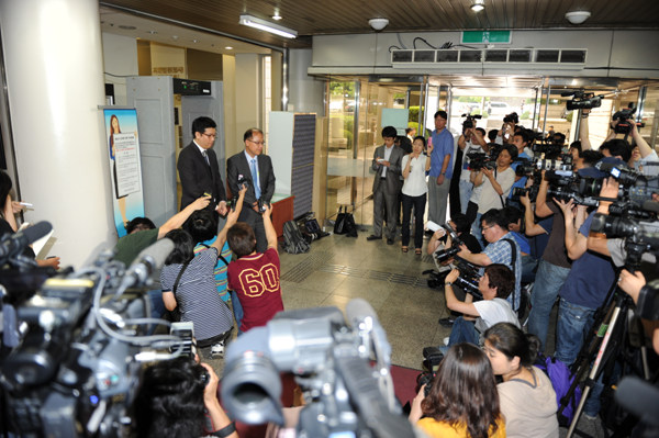 ▲ 서울중앙지법 서관 2층 로비에서 기자회견을 갖고 있는 강병규와 변호인.  ⓒ 김상엽 기자 