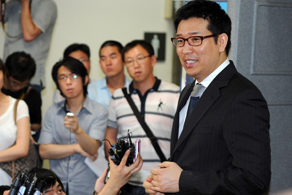 ▲ 서울중앙지법 서관 2층 로비에서 기자회견을 갖고 있는 강병규.  ⓒ 김상엽 기자 