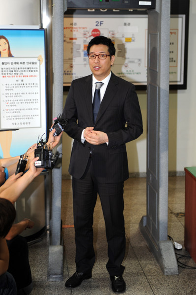 ▲ 서울중앙지법 서관 2층 로비에서 기자회견을 갖고 있는 강병규.  ⓒ 김상엽 기자 
