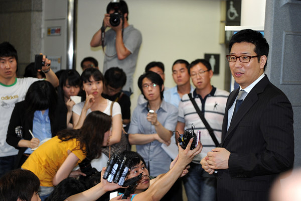 ▲ 14일 재판 직후 기자들의 질문에 간단한 답변을 하고 있는 강병규.  ⓒ 김상엽 기자 