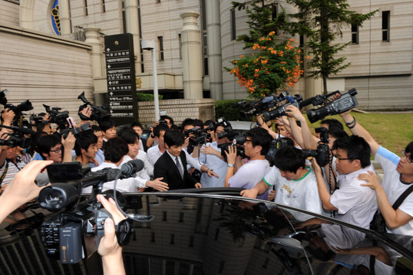 ▲ 재판 직후 법정을 떠나고 있는 이병헌.  ⓒ 김상엽 기자