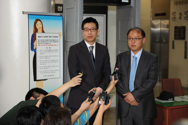 ▲ 서울중앙지법 서관 2층 로비에서 기자회견을 갖고 있는 강병규와 변호인.  ⓒ 김상엽 기자 