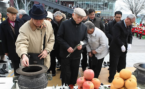 ▲ 지난 2월 14일 경기도 파주시 임진각에서 실향민들이 합동차례를 지내고 있다. ⓒ 연합뉴스
