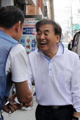 ▲ '나홀로' 선거운동 나선 이재오 후보. ⓒ 연합뉴스