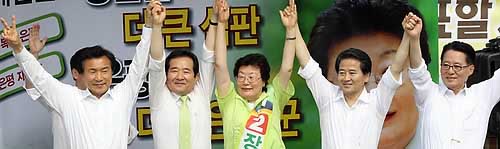 ▲ 7.28 재보선 은평을에 출마한 민주당 장상후보가 15일 불광중학교 인근에서 거리유세를 하고 있다 ⓒ 연합뉴스