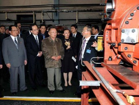 ▲ 지난 5월 중국 기업을 방문한 김정일. ⓒ 조선일보