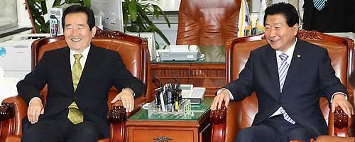 ▲ 한나라당 안상수 신임대표가 16일 오전 민주당 정세균 대표를 예방, 환한 표정으로 대화하고 있다 ⓒ 연합뉴스