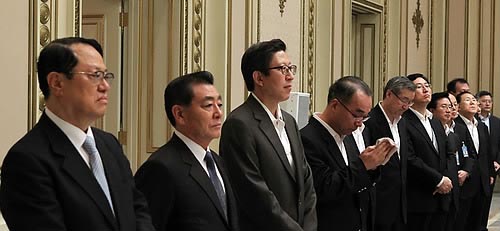 ▲ 16일 오전 청와대 영빈관에서 열린 정정길 대통령실장, 박형준 정무수석, 박재완 국정기획수석, 이동관 홍보수석 등 청와대 2기 참모진 이임식이 숙연한 분위기속에 진행되고 있다. ⓒ연합뉴스